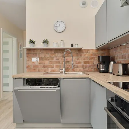 Piekna With Parking By Renters Appartement
